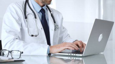 Bilgisayarda çalışan, uzaktan kumandalı teletıp danışmanlığı yapan, sağlık hizmetleri için tele sağlık teknolojisi kullanan bir doktor. Tıp, sağlık ve bilim konsepti