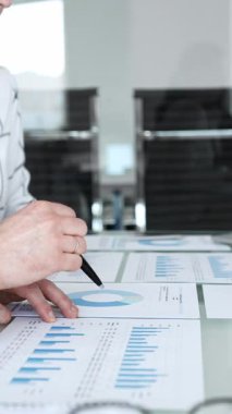 Kurumsal bir toplantıda veri sunmak, mali raporları tartışmak, pazar eğilimlerini analiz etmek ve bir ofis ortamında stratejik planlama konusunda işbirliği yapmak