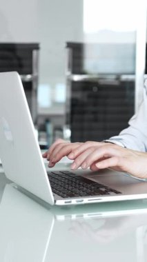 İş dünyasından profesyoneller ortak bir tartışmaya giriyorlar. Tablet ve kağıt tablolarındaki mali verileri gözden geçiriyorum. Takım çalışmasını sembolize ediyor. Analiz et. Ve bir şirket toplantısında stratejik planlama.