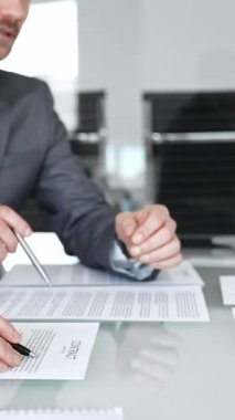 İş adamları bir anlaşma yapıyor, sözleşme imzalıyor ve yeni şartlar üzerinde anlaşma yapıyor, kurumsal bir ofis toplantısında yasal belgeleri gözden geçiriyor, ortaklık ve stratejiyi tartışıyor.