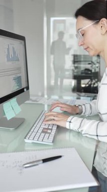 Profesyonel iş kadını bilgisayardaki finansal veri tablolarını analiz ediyor, ofis masasında piyasa araştırması ve iş stratejisi uyguluyor. İş adamları konsepti