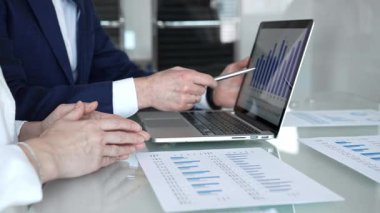 İş ortaklarının ciddi bir tartışmaya girmesi, bir ofis ortamındaki şirket toplantısında sözleşme şartlarını görüşmek, önemli bir anlaşma imzalamak.