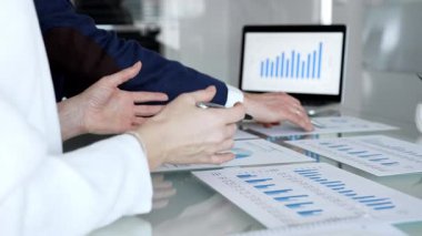 İş ortaklarının ciddi bir tartışmaya girmesi, bir ofis ortamındaki şirket toplantısında sözleşme şartlarını görüşmek, önemli bir anlaşma imzalamak.