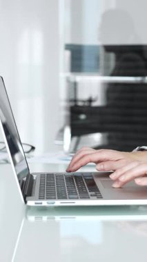 İş dünyasından profesyoneller ortak bir tartışmaya giriyorlar. Tablet ve kağıt tablolarındaki mali verileri gözden geçiriyorum. Takım çalışmasını sembolize ediyor. Analiz et. Ve bir şirket toplantısında stratejik planlama.