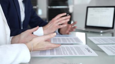 İş ortaklarının ciddi bir tartışmaya girmesi, bir ofis ortamındaki şirket toplantısında sözleşme şartlarını görüşmek, önemli bir anlaşma imzalamak.