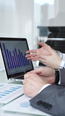 Kurumsal bir toplantıda veri sunmak, mali raporları tartışmak, pazar eğilimlerini analiz etmek ve bir ofis ortamında stratejik planlama konusunda işbirliği yapmak