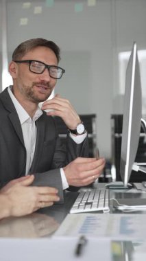 Profesyonel iş adamı ve meslektaşları el çırpıyor, şirket ofisinde yapılan bir iş toplantısında başarı, başarı ve olumlu sonuçlar için takdir ve coşku gösteriyorlar.