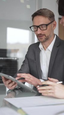 Profesyonel iş adamı ve meslektaşları el çırpıyor, şirket ofisinde yapılan bir iş toplantısında başarı, başarı ve olumlu sonuçlar için takdir ve coşku gösteriyorlar.