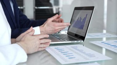 İş ortaklarının ciddi bir tartışmaya girmesi, bir ofis ortamındaki şirket toplantısında sözleşme şartlarını görüşmek, önemli bir anlaşma imzalamak.