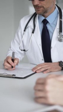 Doktor hastayla iletişim kuruyor, teşhisi açıklıyor ve belgeleri inceliyor. Masadaki sağlık uzmanı tıbbi tavsiye veriyor. Tıp, sağlık ve bilim konsepti