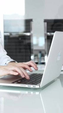 İş dünyasından profesyoneller ortak bir tartışmaya giriyorlar. Tablet ve kağıt tablolarındaki mali verileri gözden geçiriyorum. Takım çalışmasını sembolize ediyor. Analiz et. Ve bir şirket toplantısında stratejik planlama.