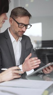 Profesyonel iş adamı ve meslektaşları el çırpıyor, şirket ofisinde yapılan bir iş toplantısında başarı, başarı ve olumlu sonuçlar için takdir ve coşku gösteriyorlar.