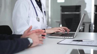 Doktorlar dizüstü bilgisayarda yazarlar, tedavi planlarını belgelerler ya da sağlık danışmanlığı sırasında hastalara tıbbi tavsiyelerde bulunurlar. Tıp, sağlık ve bilim konsepti