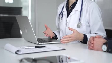 Doktorlar dizüstü bilgisayarda yazarlar, tedavi planlarını belgelerler ya da sağlık danışmanlığı sırasında hastalara tıbbi tavsiyelerde bulunurlar. Tıp, sağlık ve bilim konsepti