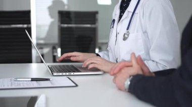 Doktorlar dizüstü bilgisayarda yazarlar, tedavi planlarını belgelerler ya da sağlık danışmanlığı sırasında hastalara tıbbi tavsiyelerde bulunurlar. Tıp, sağlık ve bilim konsepti