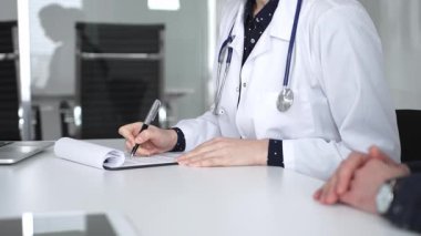 Doktorlar dizüstü bilgisayarda yazarlar, tedavi planlarını belgelerler ya da sağlık danışmanlığı sırasında hastalara tıbbi tavsiyelerde bulunurlar. Tıp, sağlık ve bilim konsepti