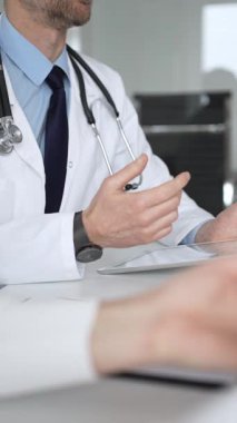 Doktor hastayla iletişim kuruyor, teşhisi açıklıyor ve belgeleri inceliyor. Masadaki sağlık uzmanı tıbbi tavsiye veriyor. Tıp, sağlık ve bilim konsepti