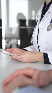 Ofisteki profesyonel sağlık danışmanlığı sırasında hastaların tıbbi geçmişini incelemek için dijital tablet kullanan bir doktor. Tıp, sağlık ve bilim konsepti