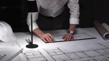 Ayrıntılı bina planları üzerinde çalışan, cetvelle planlar üzerinde ölçüm yapan, yeni yapıları kavramsallaştıran kadın mimar. İş ve mimarlık kavramı