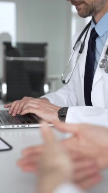 Doktor bir hastaya danışıyor, bilgisayarla tıbbi veri girişi yapıyor. Sağlık ve hasta yönetimine modern bir yaklaşım. Tıp, sağlık ve bilim konsepti