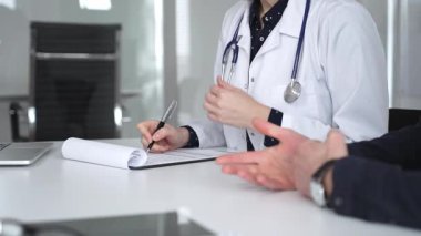 Doktorlar dizüstü bilgisayarda yazarlar, tedavi planlarını belgelerler ya da sağlık danışmanlığı sırasında hastalara tıbbi tavsiyelerde bulunurlar. Tıp, sağlık ve bilim konsepti