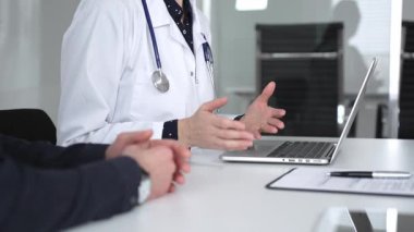 Doktorlar dizüstü bilgisayarda yazarlar, tedavi planlarını belgelerler ya da sağlık danışmanlığı sırasında hastalara tıbbi tavsiyelerde bulunurlar. Tıp, sağlık ve bilim konsepti