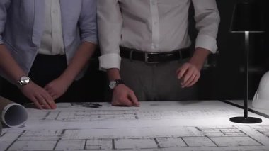 Profesyoneller bina planlarını gözden geçiriyorlar, tasarım hazırlıyorlar ve inşaat projeleri geliştiriyorlar, takım çalışmasını ve adanmışlığı vurguluyorlar..