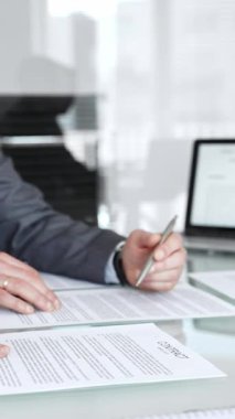 İş adamları bir anlaşma yapıyor, sözleşme imzalıyor ve yeni şartlar üzerinde anlaşma yapıyor, kurumsal bir ofis toplantısında yasal belgeleri gözden geçiriyor, ortaklık ve stratejiyi tartışıyor.