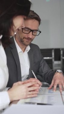 Profesyonel iş adamı ve meslektaşları el çırpıyor, şirket ofisinde yapılan bir iş toplantısında başarı, başarı ve olumlu sonuçlar için takdir ve coşku gösteriyorlar.