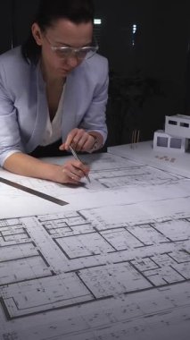 Mimar, el çizimi bir model ve aydınlatma masasındaki aletlerle mimari çizimlere derinden odaklanmıştır. Gösterişsiz ışıklandırmada mimari ve iş konsepti