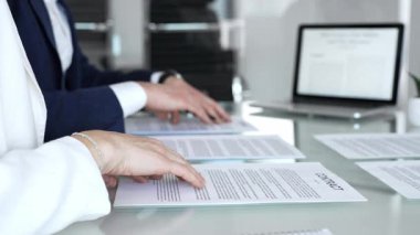 İş ortaklarının ciddi bir tartışmaya girmesi, bir ofis ortamındaki şirket toplantısında sözleşme şartlarını görüşmek, önemli bir anlaşma imzalamak.