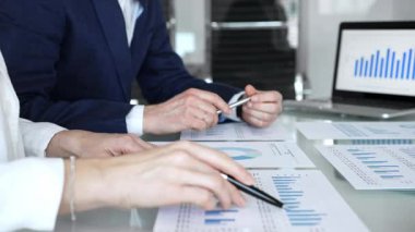 İş ortaklarının ciddi bir tartışmaya girmesi, bir ofis ortamındaki şirket toplantısında sözleşme şartlarını görüşmek, önemli bir anlaşma imzalamak.