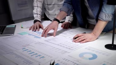 Ofis masasında iş birliği yapan iş adamları. Finansal veriler analiz ediliyor. Çizelgeler. Ve piyasa eğilimlerini anlamak için raporlar. Stratejileri tartışın. Şirket büyümesi için gelecekteki gelişmeleri özetleyin