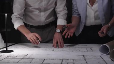 Profesyoneller bina planlarını gözden geçiriyorlar, tasarım hazırlıyorlar ve inşaat projeleri geliştiriyorlar, takım çalışmasını ve adanmışlığı vurguluyorlar..