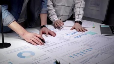 Ofis masasında iş birliği yapan iş adamları. Finansal veriler analiz ediliyor. Çizelgeler. Ve piyasa eğilimlerini anlamak için raporlar. Stratejileri tartışın. Şirket büyümesi için gelecekteki gelişmeleri özetleyin