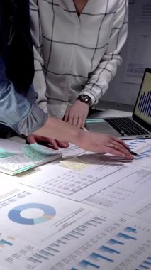 Ofis masasında iş birliği yapan iş adamları. Finansal veriler analiz ediliyor. Çizelgeler. Ve piyasa eğilimlerini anlamak için raporlar. Stratejileri tartışın. Şirket büyümesi için gelecekteki gelişmeleri özetleyin