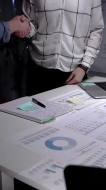 Ekonomik strateji üzerinde işbirliği yapan iş ortakları, modern bir çalışma alanında anlaşma imzalamak için el sıkışmak, belgeler ve tablet üzerindeki verileri gözden geçirmek, gelecekteki büyüme için bir anlaşmanın doğrulanması