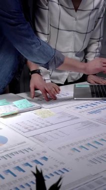 Ofis masasında iş birliği yapan iş adamları. Finansal veriler analiz ediliyor. Çizelgeler. Ve piyasa eğilimlerini anlamak için raporlar. Stratejileri tartışın. Şirket büyümesi için gelecekteki gelişmeleri özetleyin