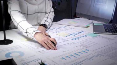 İş dünyasından profesyonel analizler, finansal raporlar, çizelgeler ve raporlar dizüstü bilgisayarlı bir masada, görev ışığı altında bütçe, muhasebe ve stratejik planlama üzerine odaklanmıştır.