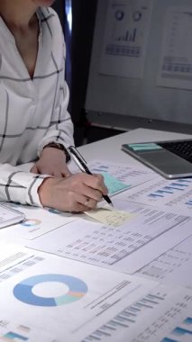 İş dünyasından profesyonel analizler, finansal raporlar, çizelgeler ve raporlar dizüstü bilgisayarlı bir masada, görev ışığı altında bütçe, muhasebe ve stratejik planlama üzerine odaklanmıştır.