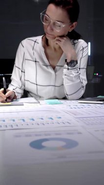 Girişimci finansal tabloları ve raporları dikkatlice analiz eder, iş taktikleri geliştirir ve bir sonraki hamlesini titizlikle planlar.