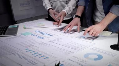 Ofis masasında iş birliği yapan iş adamları. Finansal veriler analiz ediliyor. Çizelgeler. Ve piyasa eğilimlerini anlamak için raporlar. Stratejileri tartışın. Şirket büyümesi için gelecekteki gelişmeleri özetleyin