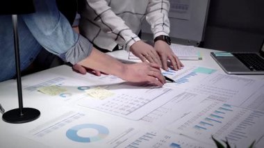 Ofis masasında iş birliği yapan iş adamları. Finansal veriler analiz ediliyor. Çizelgeler. Ve piyasa eğilimlerini anlamak için raporlar. Stratejileri tartışın. Şirket büyümesi için gelecekteki gelişmeleri özetleyin