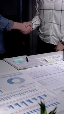 Ekonomik strateji üzerinde işbirliği yapan iş ortakları, modern bir çalışma alanında anlaşma imzalamak için el sıkışmak, belgeler ve tablet üzerindeki verileri gözden geçirmek, gelecekteki büyüme için bir anlaşmanın doğrulanması