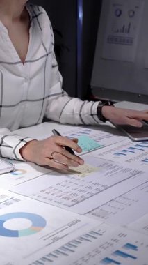 İş dünyasından profesyonel analizler, finansal raporlar, çizelgeler ve raporlar dizüstü bilgisayarlı bir masada, görev ışığı altında bütçe, muhasebe ve stratejik planlama üzerine odaklanmıştır.