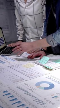 Ofis masasında iş birliği yapan iş adamları. Finansal veriler analiz ediliyor. Çizelgeler. Ve piyasa eğilimlerini anlamak için raporlar. Stratejileri tartışın. Şirket büyümesi için gelecekteki gelişmeleri özetleyin