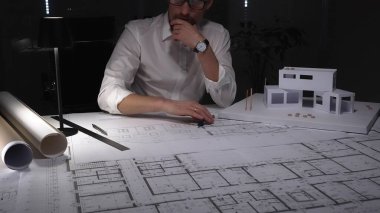 Mimar, mimari çizim ve ölçek modeline, yeni yapı projelerinin kavramsallaştırılmasına ve kentsel kalkınmaya derinden odaklanmıştır..