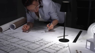 Profesyonel mimar, pusula taslağıyla inşaat planı üzerinde çalışıyor. Hassasiyet, tasarım ve proje geliştirme kavramı.