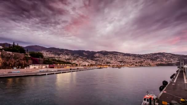 Färjan kommer till en hamn i Funchal, Madeira — Stockvideo