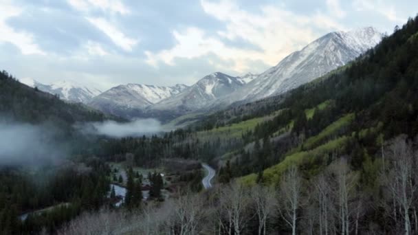 Klippiga bergen nära berömda Aspen, Colorado — Stockvideo